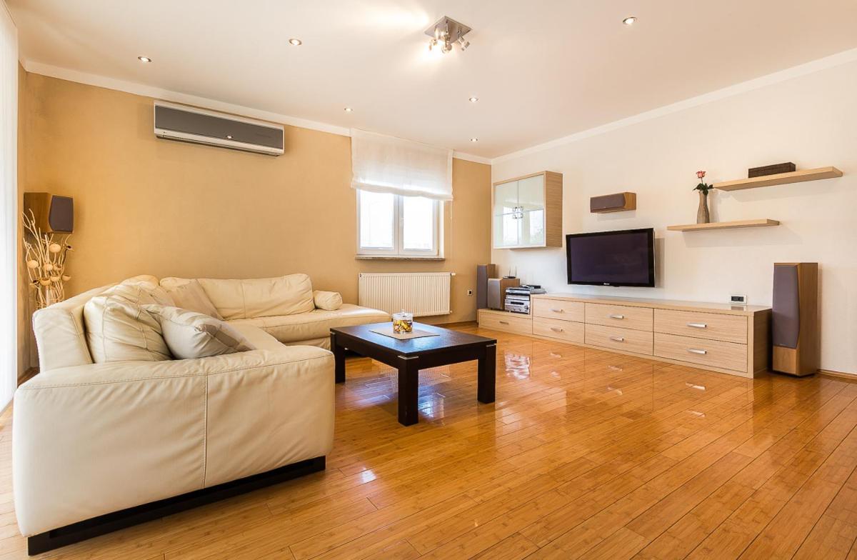 Apartment Igor 3 **** เมดูลิน ภายนอก รูปภาพ
